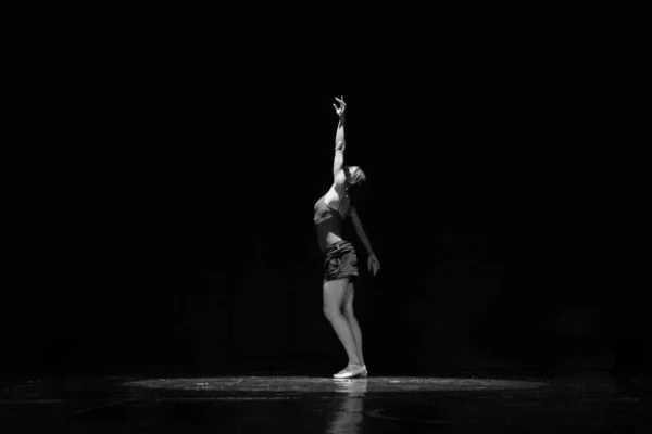 Ballet Καλλιτέχνης Δείχνει Ταλέντο Της Στη Σκηνή — Φωτογραφία Αρχείου