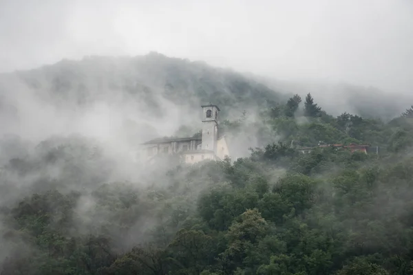 Hermoso Paisaje Brumoso Con Una Iglesia Las Montañas Italia — Foto de Stock