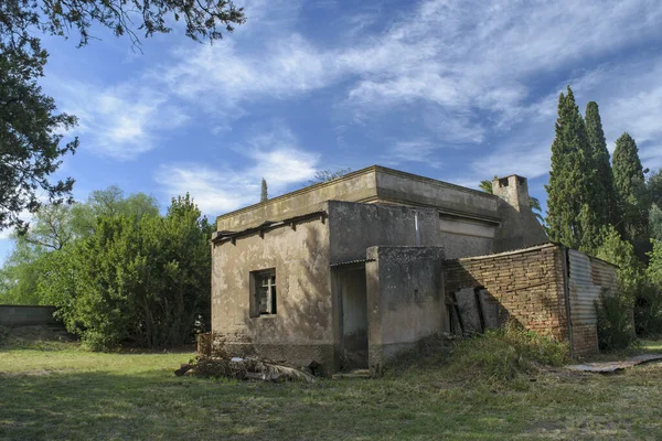 Ruines Une Vieille Maison Campagne Ciel Céleste Avec Nuages Végétation — Photo