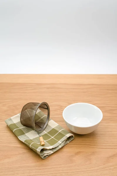 Metallsieb Mit Teeblättern Einer Keramikschüssel Auf Einem Hölzernen Hintergrund Mit — Stockfoto