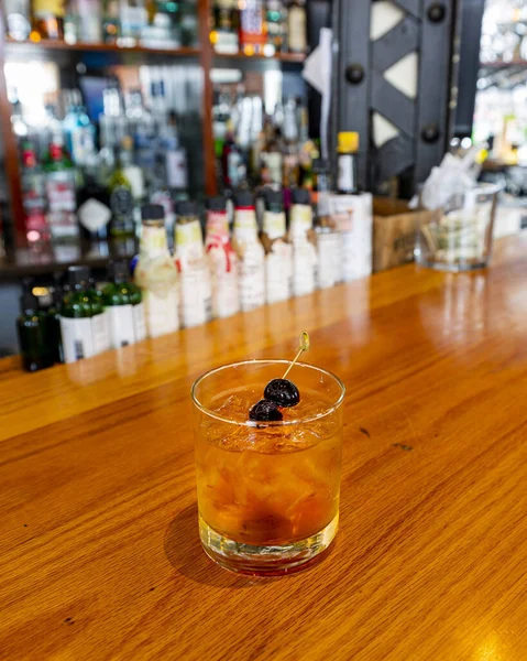 Old Fashioned Traditional Old Time Cocktail Featuring Brandy Cherries Rather — Foto de Stock