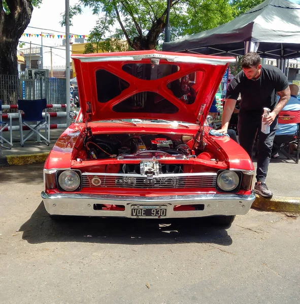 Buenos Aires Argentina Nov 2021 Man Polishing Red Sporty Chevrolet — 스톡 사진