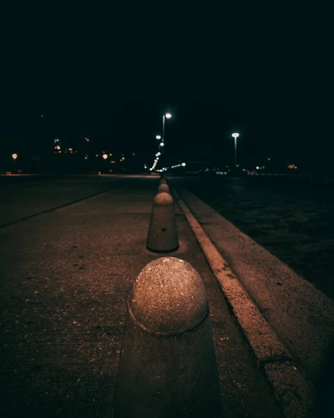 Una Toma Nocturna Barreras Estacionamiento Acera —  Fotos de Stock