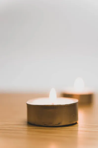 Rangée Lumières Thé Cire Parfumée Blanche Sur Une Table Bois — Photo