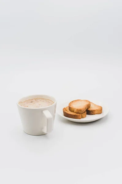 Taza Gres Blanco Moderno Con Capuchino Vegano Caliente Ruscos Crujientes — Foto de Stock