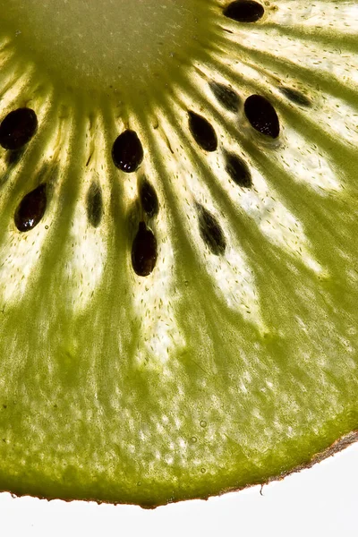 Plan Vertical Une Tranche Kiwi Sous Les Lumières Isolées Sur — Photo