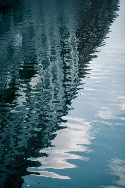 Спокійний День Мюнхені Рефлексія Високого Будинку Озері Річці — стокове фото
