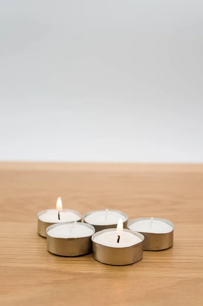 Σειρά Από Λευκό Αρωματικό Κερί Τσάι Φώτα Ένα Ξύλινο Τραπέζι — Φωτογραφία Αρχείου