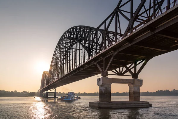 Boote Fahren Bei Sonnenaufgang Unter Der Irrawaddy Brücke Yadanabon Myanmar — Stockfoto