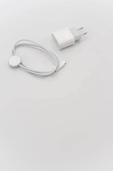 Inverigo Italië Nov 2021 Geïsoleerde Draagbare Batterijlader Kabel Een Witte — Stockfoto