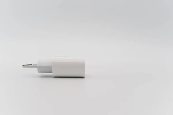 Inverigo イタリア 2021年11月20日 テキスト空間で白い背景に絶縁されたポータブルバッテリ充電器 — ストック写真