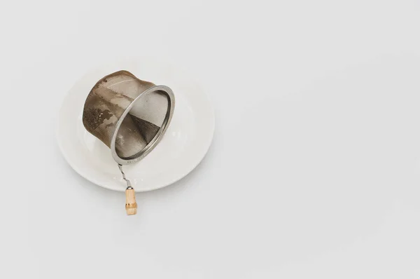 White Plate Tea Metal Filter Tea Leaves White Background — 스톡 사진