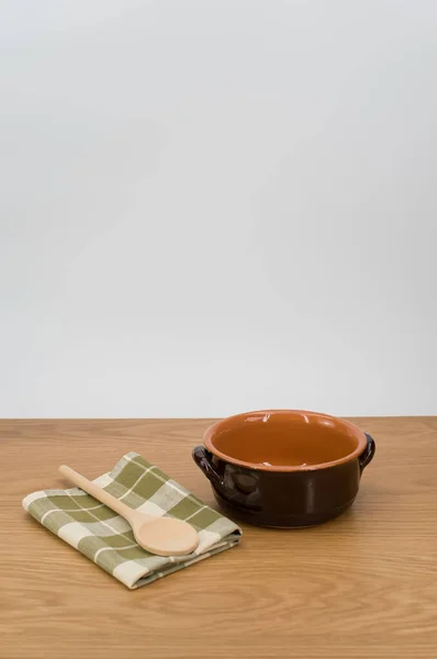 Natürliche Terrakottaböden Und Holz Küchenutensilien Und Eine Tischserviette Auf Einem — Stockfoto