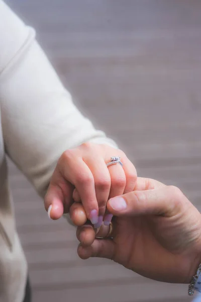 Hombre Sosteniendo Mano Una Mujer Con Anillo Bodas Dedo —  Fotos de Stock