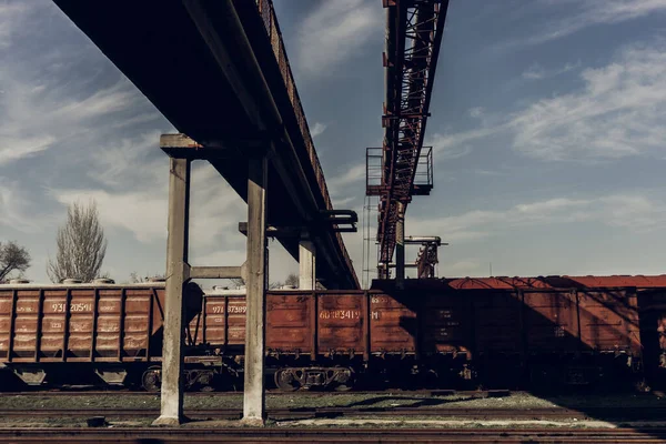 Freight Train Transportation Bulk Cargo Pedestrian Bridge Freight Iron Wagons — Stockfoto