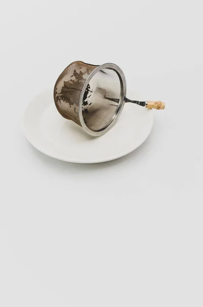 White Plate Tea Metal Filter Tea Leaves White Background — Φωτογραφία Αρχείου