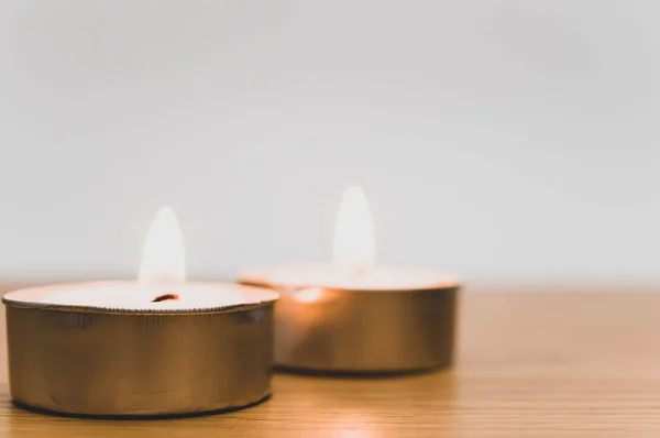 Rangée Lumières Thé Cire Parfumée Blanche Sur Une Table Bois — Photo