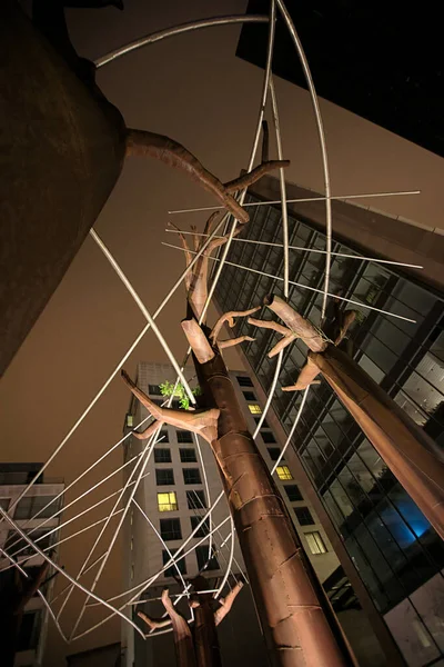 芸術の木がビジネスセンターに侵入しています — ストック写真