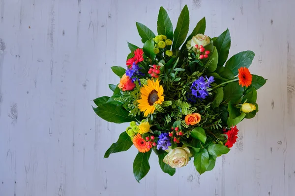 Een Kleurrijk Boeket Een Houten Achtergrond Met Ruimte Voor Tekst — Stockfoto