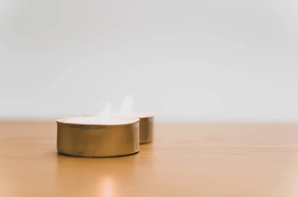 Rangée Lumières Thé Cire Parfumée Blanche Sur Une Table Bois — Photo