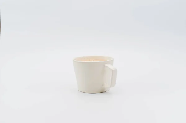 Μοντέρνο Λευκό Πήλινο Κύπελλο Ζεστό Vegan Cappuccino Λευκό Φόντο Χώρο — Φωτογραφία Αρχείου