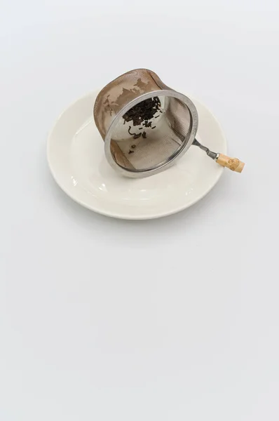 ขาวท วกรองโลหะชาและใบชาภายในบนพ นหล ขาว — ภาพถ่ายสต็อก