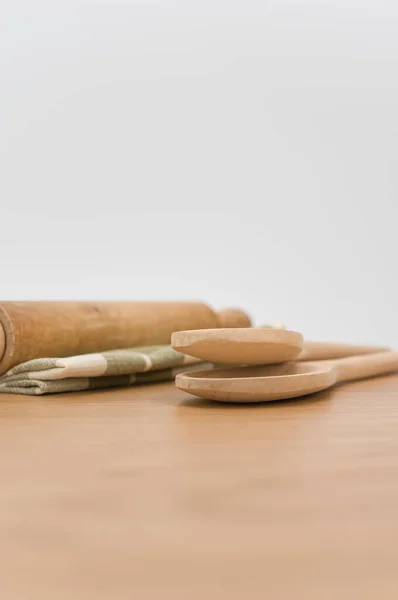 Utensilios Cocina Madera Natural Una Servilleta Mesa Sobre Fondo Madera — Foto de Stock