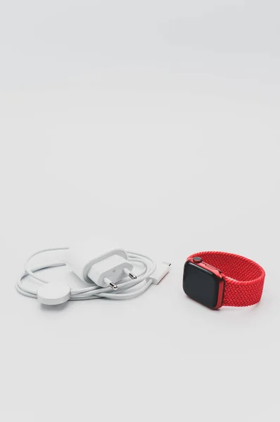 Inverigo Italien November 2021 Apple Uhrenprodukt Rot Und Ladegerät Auf — Stockfoto