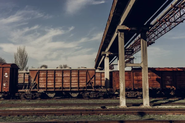 Freight Train Transportation Bulk Cargo Pedestrian Bridge Freight Iron Wagons — Stockfoto