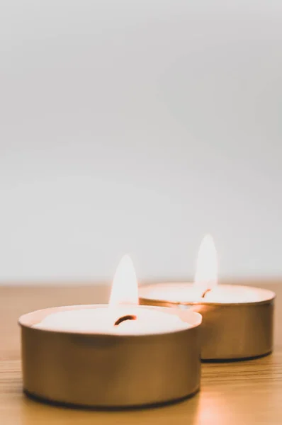 Rangée Lumières Thé Cire Parfumée Blanche Sur Une Table Bois — Photo