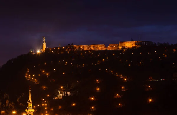 Uma Vista Panorâmica Gellert Hill Budapeste Hungria Durante Noite — Fotografia de Stock