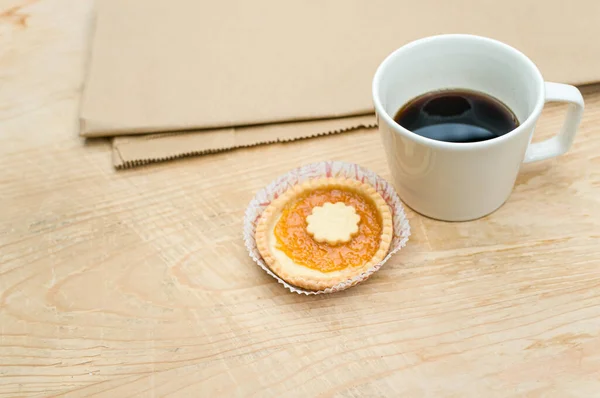 Black Coffee Cup Sweet Jam Cupcake Wood Brown Paper Tabletop — Zdjęcie stockowe