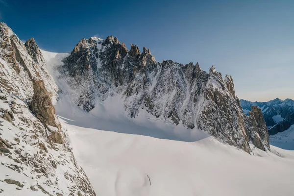 Arete Diable 有名な高山登山と冒険の上昇 雪と氷の大きな花崗岩の岩の尾根 — ストック写真