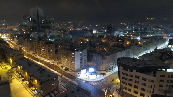 Luchtfoto Van Een Besneeuwde Stad Tijdens Een Sneeuwstorm Nachts — Stockfoto