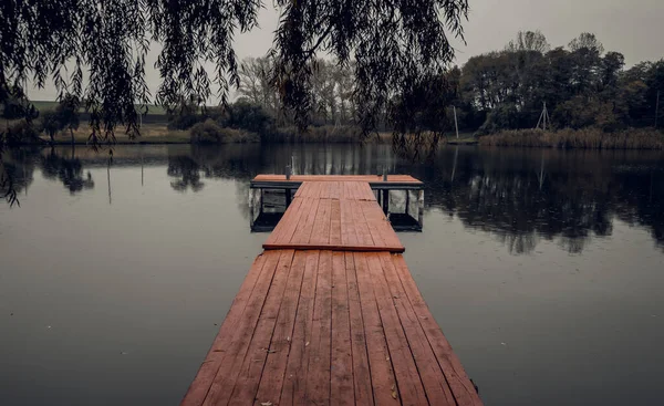 Morgenlandschaft Mit Herbstnebel Über Dem See Holzsteg Und Boote Auf — Stockfoto