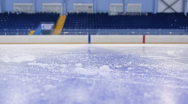 Saubere Leere Eishockeyhalle Schlittschuhspuren Und Schneekrümel Leere Stände Hintergrund — Stockfoto