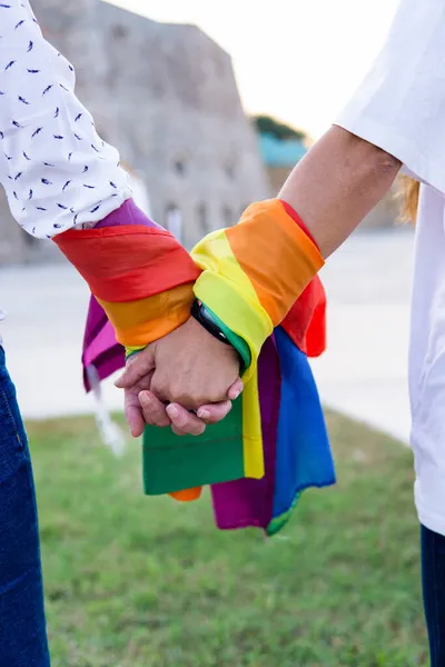 Mãos Duas Meninas Lésbicas Unidas Pela Bandeira Orgulho Lgbt Cópia — Fotografia de Stock