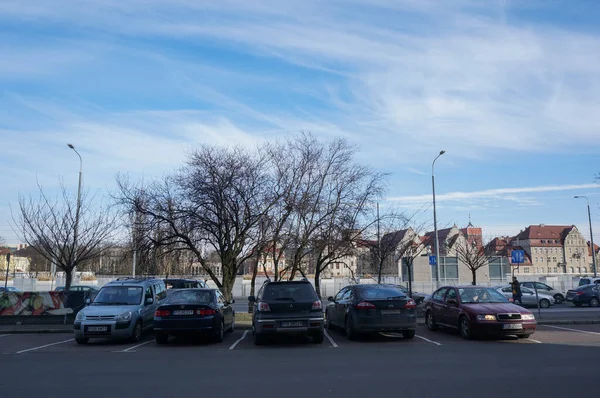 Poznan Poland Mar 2018 Ряд Припаркованих Автомобілів Перед Деревами Історичні — стокове фото