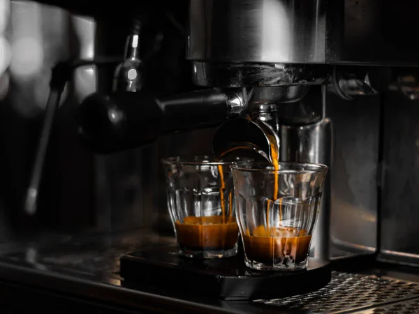 Egy Kávéfőző Aki Két Kávét Készít Pohárban — Stock Fotó