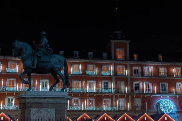 Madrid Spanyolország Nov 2021 Éjszakai Kilátás Egy Karácsonyi Díszítésű Épület — Stock Fotó
