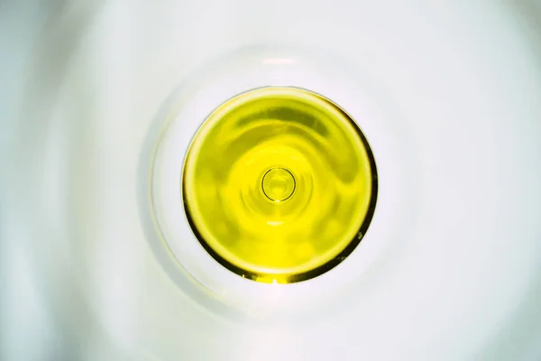 酒杯地上一个黄色圆圈的特写镜头 — 图库照片