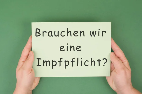 Zorunlu Aşıya Ihtiyacımız Var Kağıdın Üzerinde Almanca Yazıyor Yeşil Renkli — Stok fotoğraf