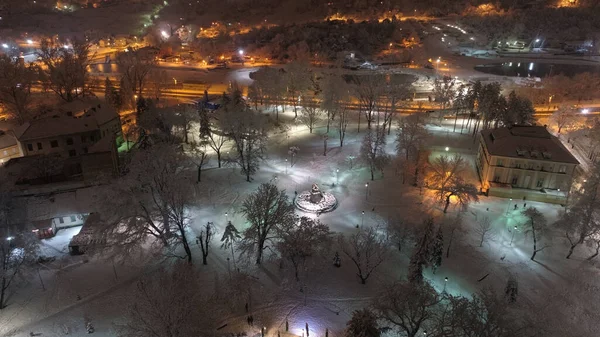 Uma Vista Aérea Cidade Coberta Neve Durante Tempestade Neve Noite — Fotografia de Stock