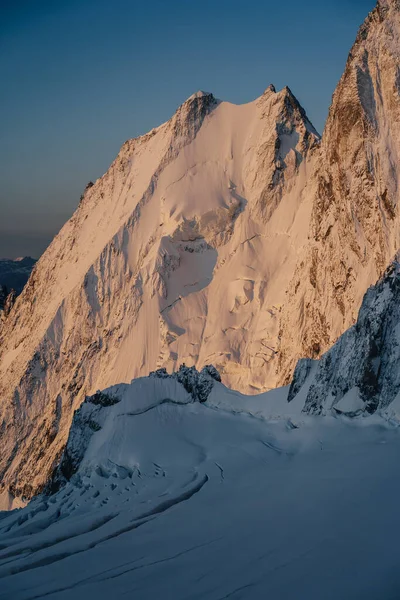 日の出の間の高山の風景 氷と雪の壁 — ストック写真