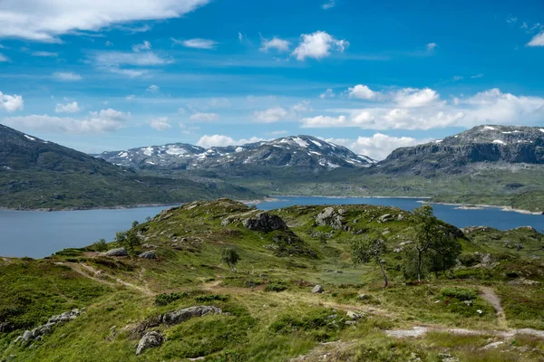 Pemandangan Indah Dari Sebuah Danau Dikelilingi Oleh Pegunungan Hijau Norwegia — Stok Foto