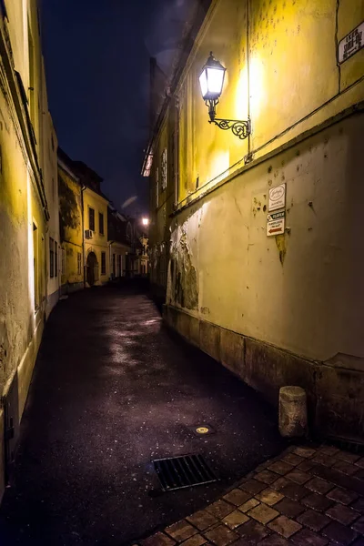 Plano Vertical Una Vista Nocturna Ciudad Gyor Hungría — Foto de Stock