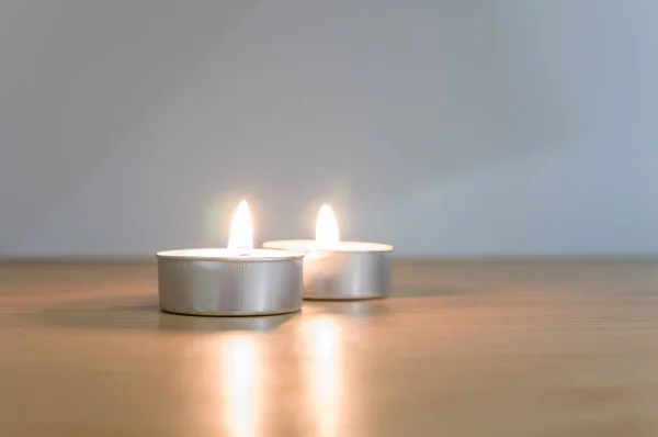 Rangée Lumières Thé Cire Parfumée Blanche Sur Une Table Bois — Photo