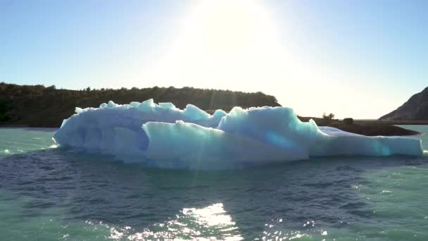 海に浮かぶ氷山 — ストック動画