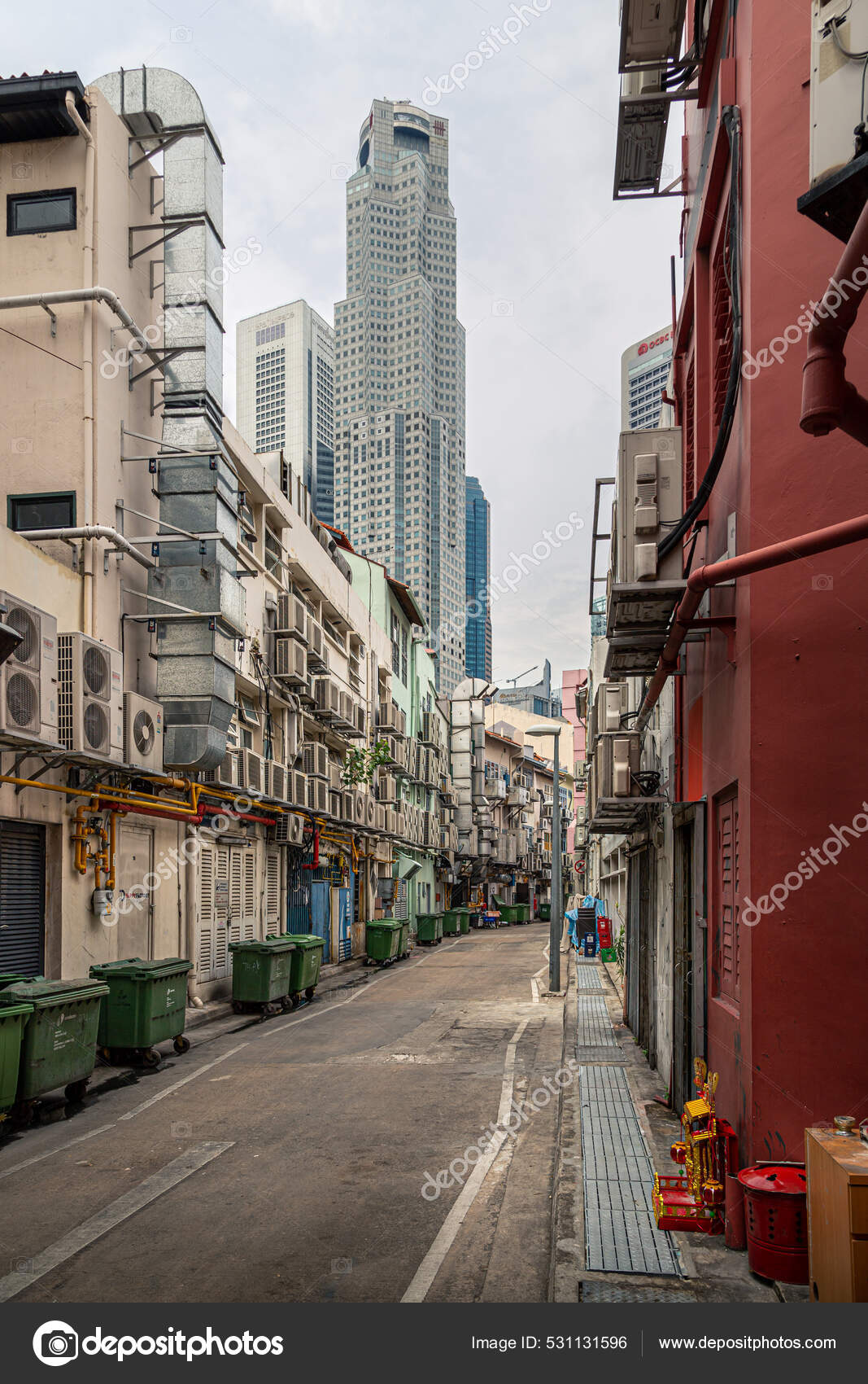 新加坡新加坡2017年5月8日俯瞰新加坡市中心附近狭窄的小巷远处是Uob广场摩天大楼—— 库存社论照片© Wirestock #531131596