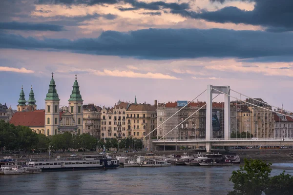 Uma Vista Panorâmica Ponte Elisabeth Budapeste Hungria Durante Pôr Sol — Fotografia de Stock